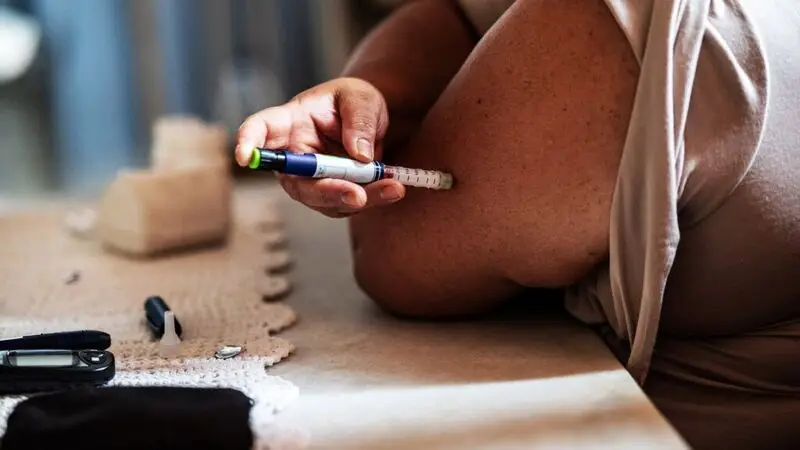 A woman injects a drug for type 2 diabetes in her arm