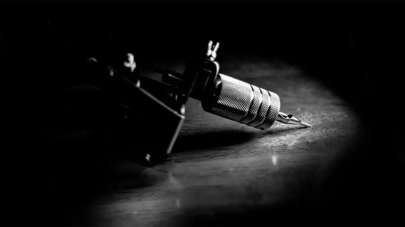 black and white photo of tattoo gun