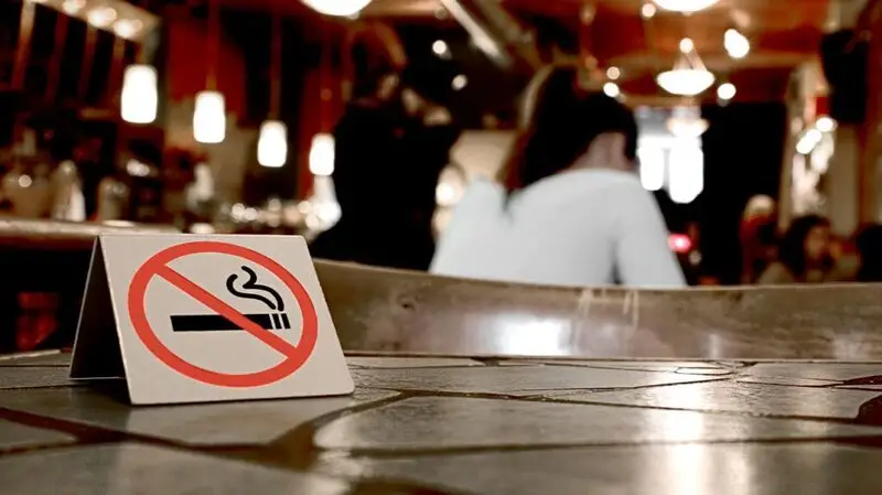 'no smoking' sign on cafe table