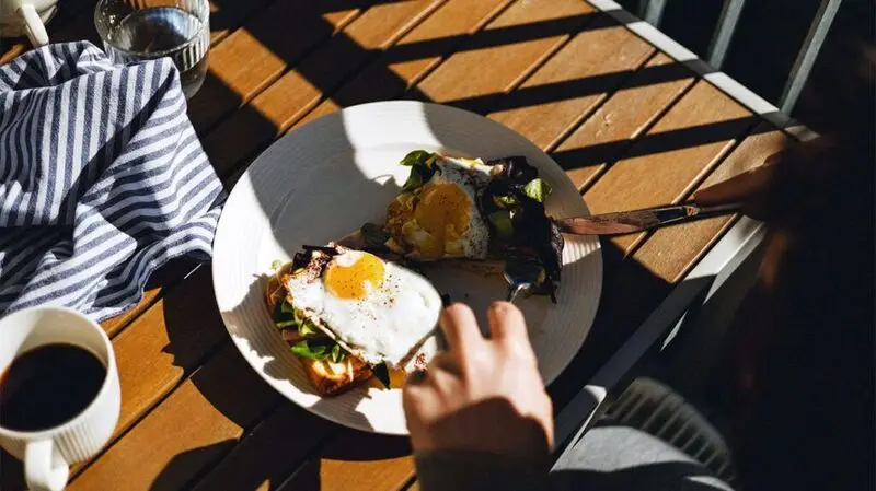 eggs sunny side up on avocado toast