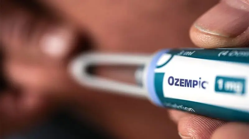 A person injecting Ozempic.