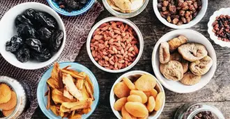 Why might dried fruit consumption help lower type 2 diabetes risk?