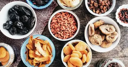 Why might dried fruit consumption help lower type 2 diabetes risk?